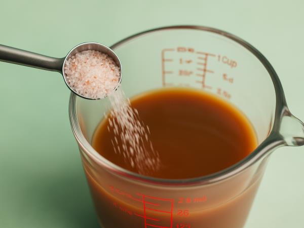 Med in sol pred spanjem: preprost dvoingrediencni trik, ki mu prisegajo tisti, ki se zjutraj zbudijo spočiti
